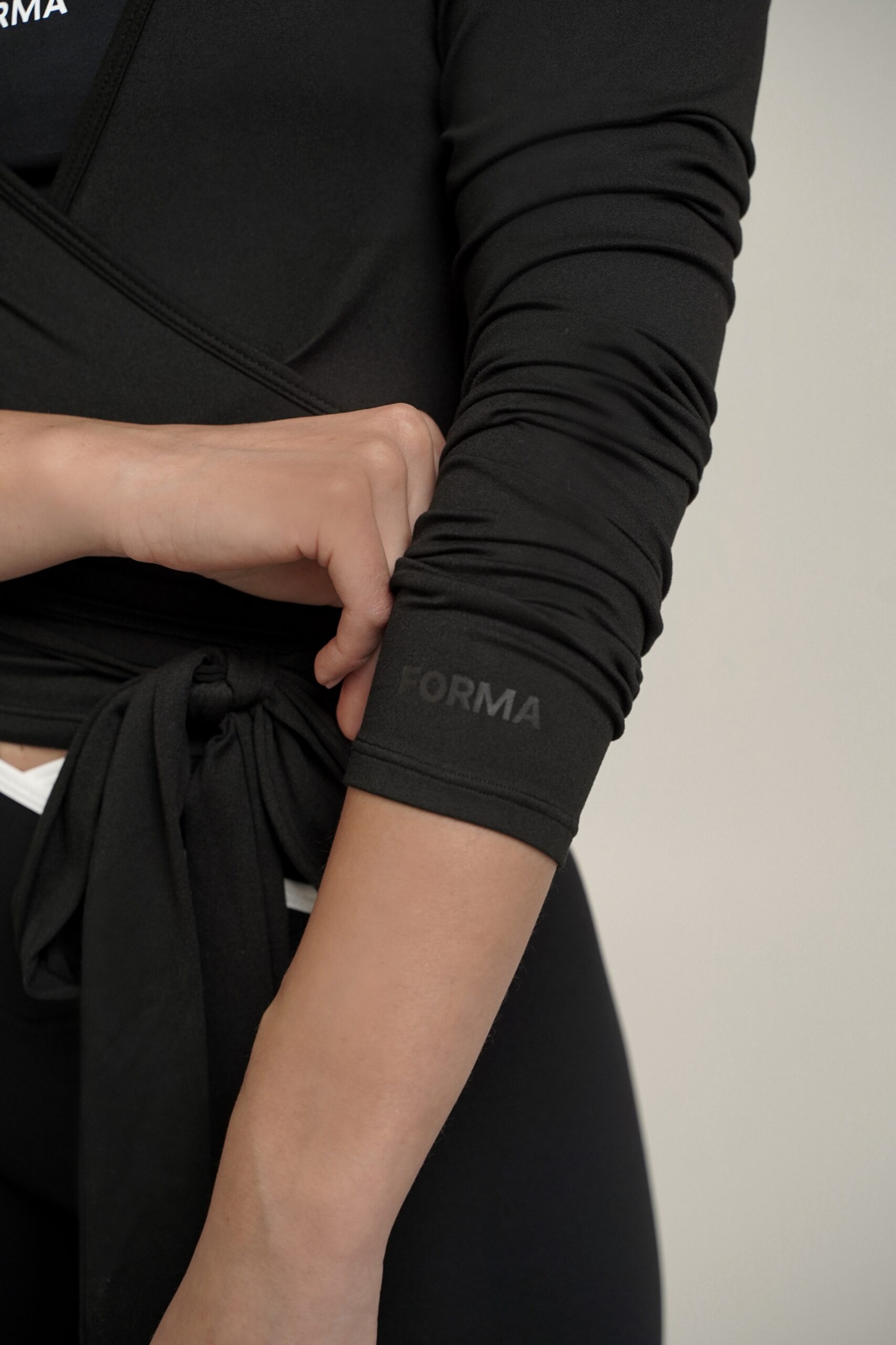 Ballet Wrap- Black, Forma logo